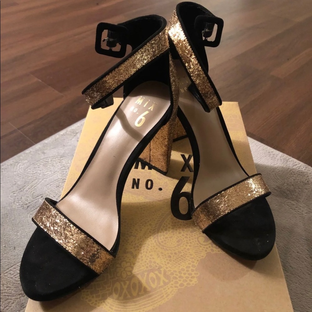 Gold heels - Picture 2 of 3